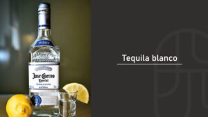 Bottle of Jose Cuervo Especial Silver tequila with fresh lemons and a shot glass on the left, paired with a "Tequila blanco" title graphic on a dark background