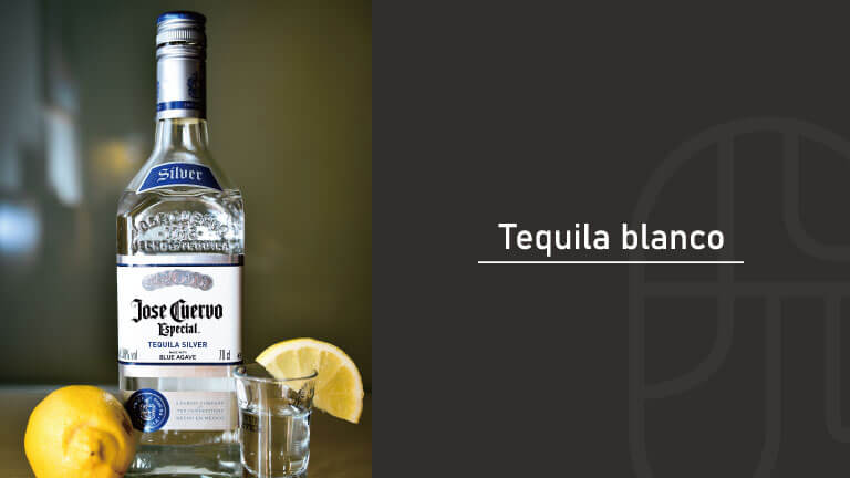 Bottle of Jose Cuervo Especial Silver tequila with fresh lemons and a shot glass on the left, paired with a "Tequila blanco" title graphic on a dark background